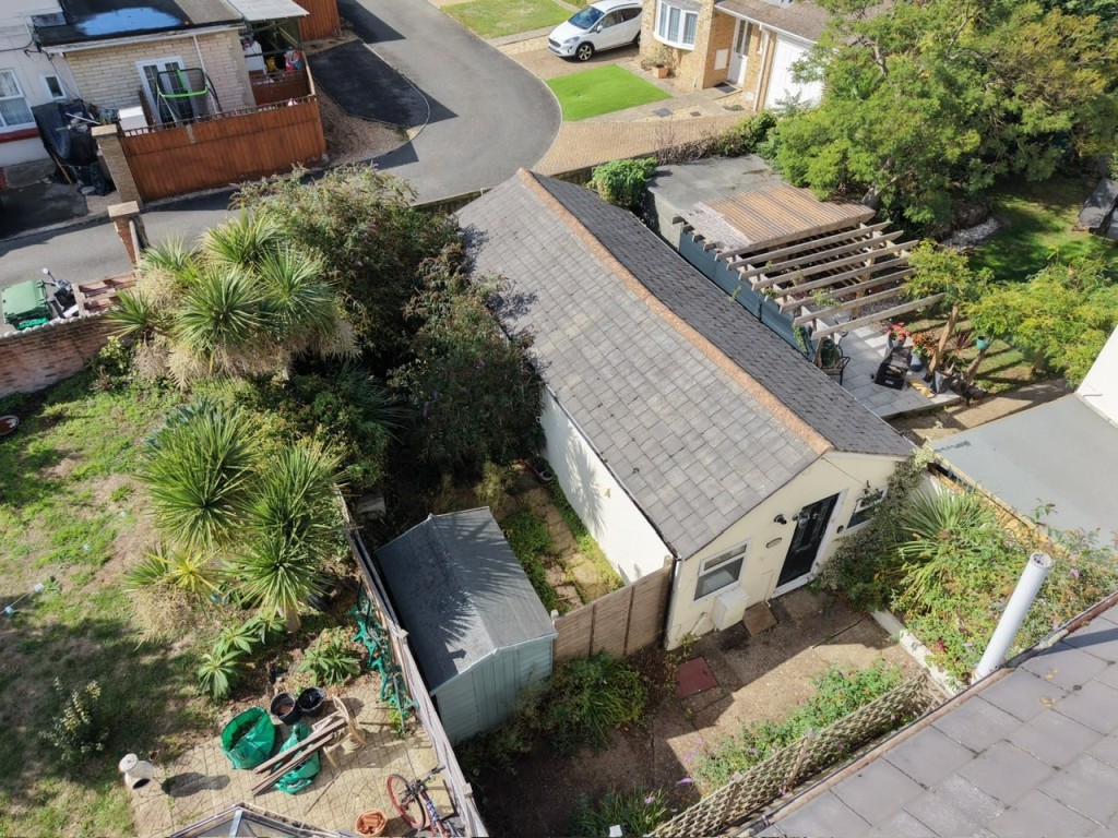 Lot: 22 - ONE-BEDROOM BUNGALOW WITH GARDEN FOR INVESTMENT OR OCCUPATION - Drone view of the property